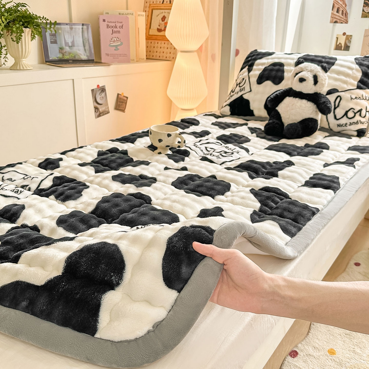 91家纺网 家纺一手货源 找家纺 眠势力 2025新款牛奶绒泡泡床褥加绒仿兔毛绒床褥子秋冬保暖珊瑚绒夹棉学生上下铺床护垫 奶牛