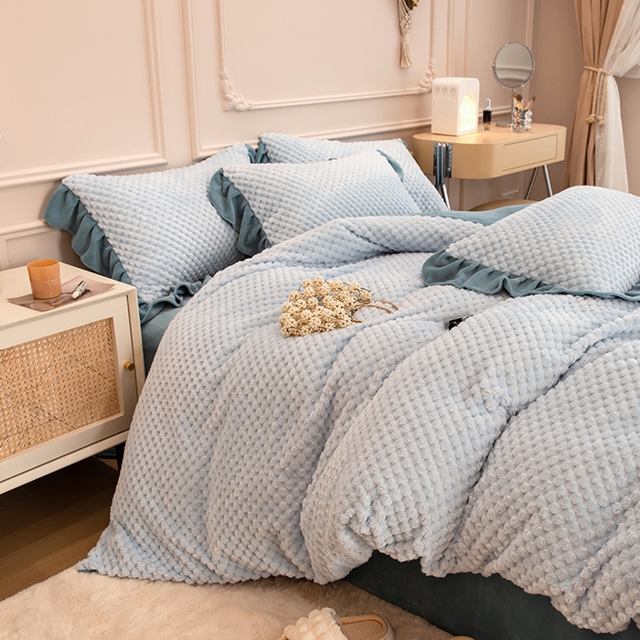 91家纺网 家纺一手货源 找家纺 摩妮卡 2025新款提花豆豆绒卡通印花牛奶绒四件套 马利蓝