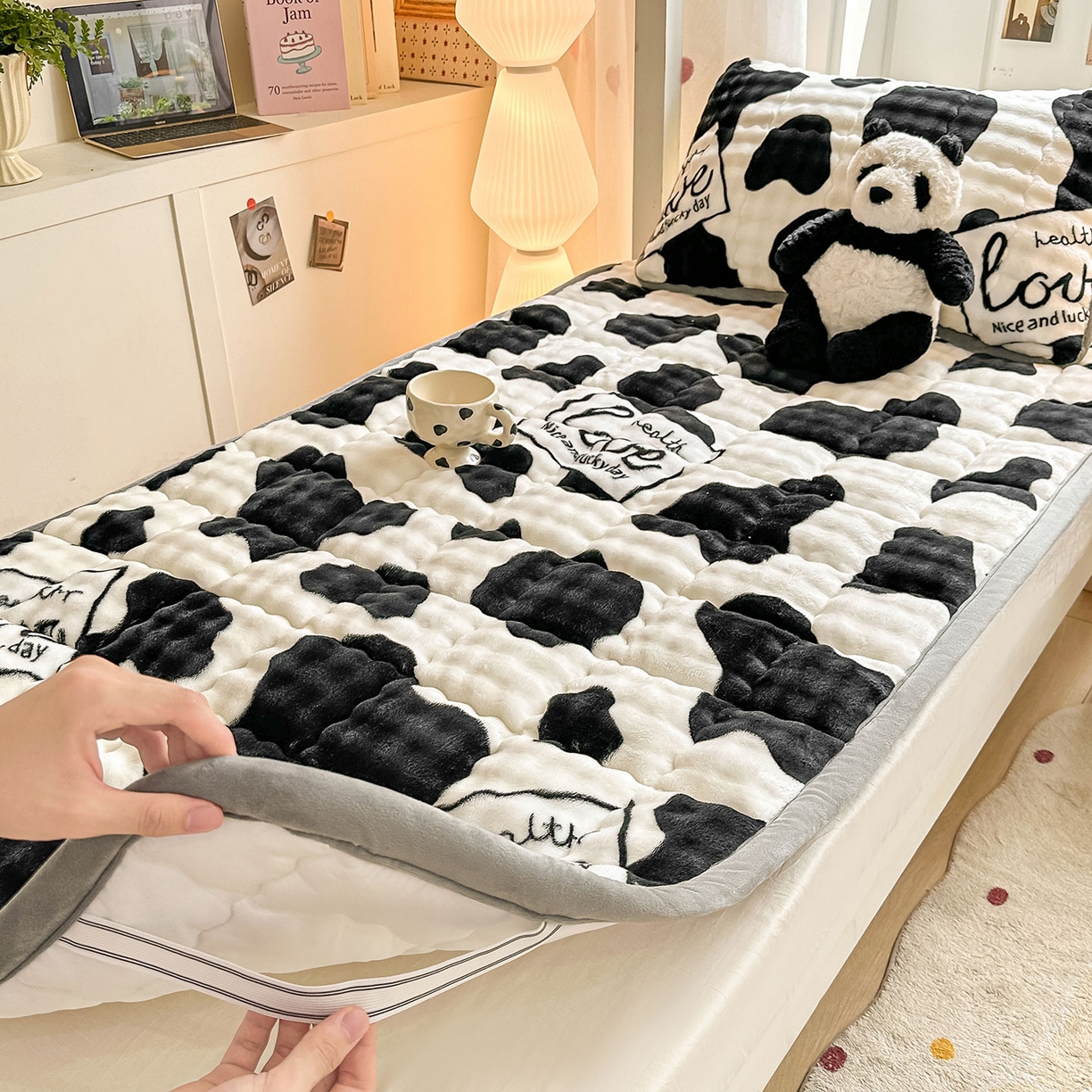 91家纺网 家纺一手货源 找家纺 眠势力 2025新款牛奶绒泡泡床褥加绒仿兔毛绒床褥子秋冬保暖珊瑚绒夹棉学生上下铺床护垫 奶牛