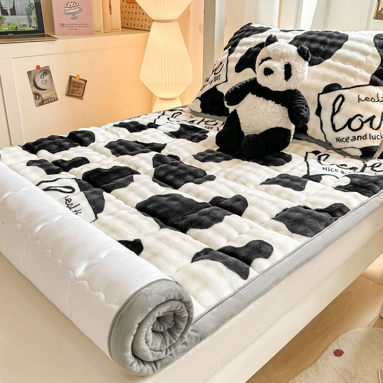 91家纺网 家纺一手货源 找家纺 眠势力 2025新款牛奶绒泡泡床褥加绒仿兔毛绒床褥子秋冬保暖珊瑚绒夹棉学生上下铺床护垫 奶牛