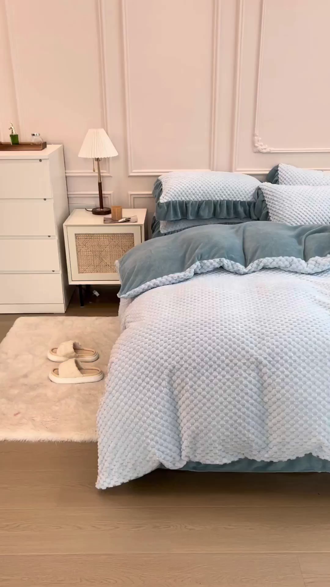 91家纺网 家纺一手货源 找家纺 摩妮卡 2025新款提花豆豆绒卡通印花牛奶绒四件套 马利蓝