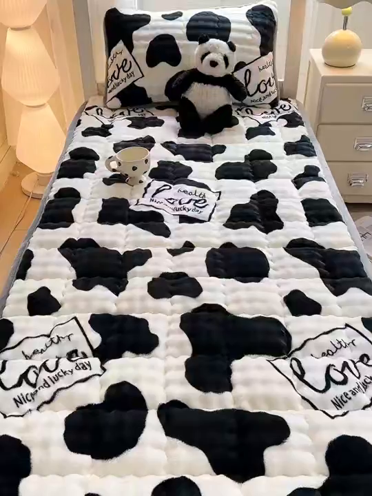 91家纺网 家纺一手货源 找家纺 眠势力 2025新款牛奶绒泡泡床褥加绒仿兔毛绒床褥子秋冬保暖珊瑚绒夹棉学生上下铺床护垫 奶牛