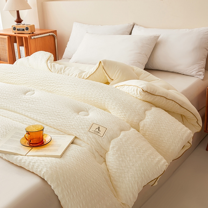 91家纺网 家纺一手货源 找家纺 欢乐季 2025新款7A抗菌A类双喷提花泡泡棉大豆被四季被+被芯（可以开发票—专票8个点） 凝脂白