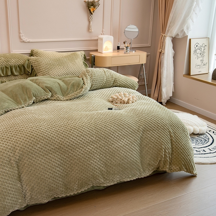 91家纺网 家纺一手货源 找家纺 摩妮卡 2025新款提花豆豆绒卡通印花牛奶绒四件套 蔓茵绿