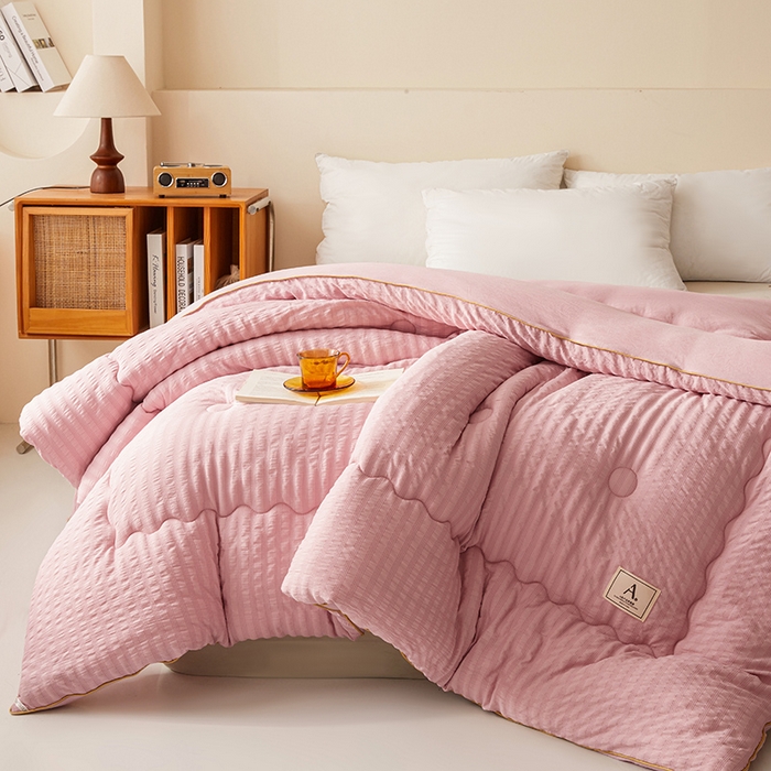 91家纺网 家纺一手货源 找家纺 欢乐季 2025新款7A抗菌A类双喷提花泡泡棉大豆被四季被+被芯（可以开发票—专票8个点） 柔和粉