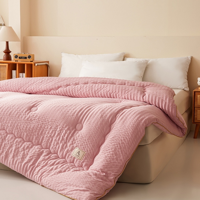 91家纺网 家纺一手货源 找家纺 欢乐季 2025新款7A抗菌A类双喷提花泡泡棉大豆被四季被+被芯（可以开发票—专票8个点） 柔和粉