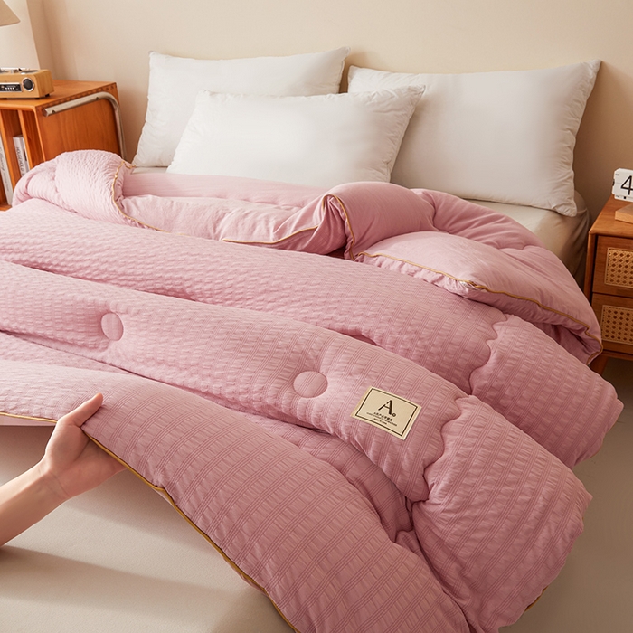 91家纺网 家纺一手货源 找家纺 欢乐季 2025新款7A抗菌A类双喷提花泡泡棉大豆被四季被+被芯（可以开发票—专票8个点） 柔和粉