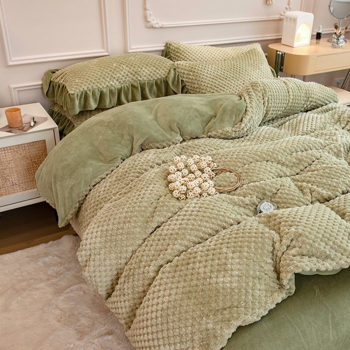 91家纺网 家纺一手货源 找家纺 摩妮卡 2025新款提花豆豆绒卡通印花牛奶绒四件套 蔓茵绿