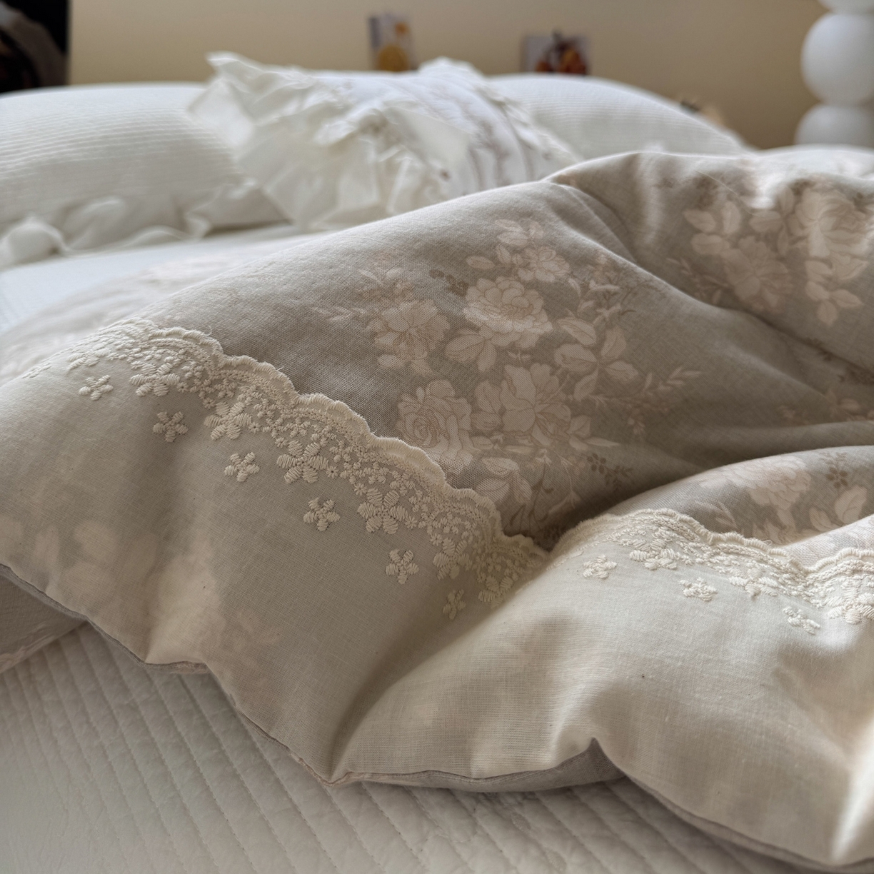 91家纺网 家纺一手货源 找家纺 一加一 2025新款A类全棉纯棉双层纱田园风懒人被冬被被子被芯（可水洗） 花蔓花影-灰