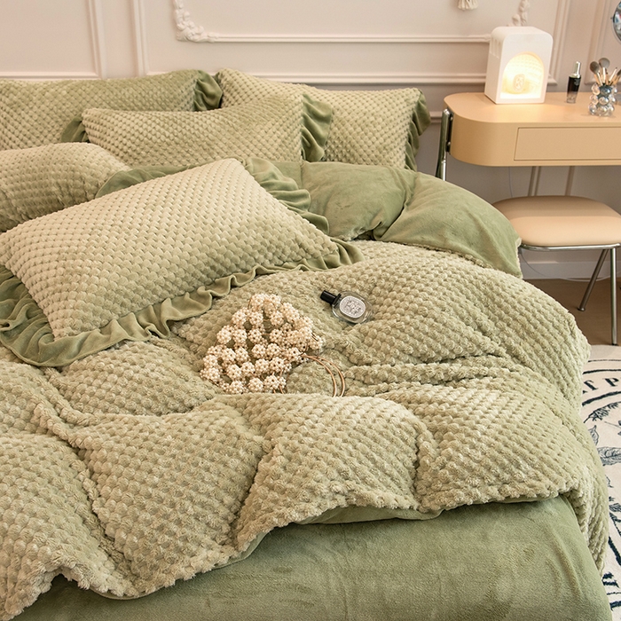 91家纺网 家纺一手货源 找家纺 摩妮卡 2025新款提花豆豆绒卡通印花牛奶绒四件套 蔓茵绿