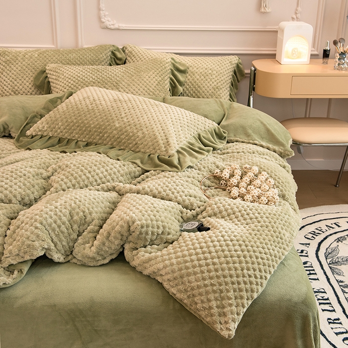 91家纺网 家纺一手货源 找家纺 摩妮卡 2025新款提花豆豆绒卡通印花牛奶绒四件套 蔓茵绿