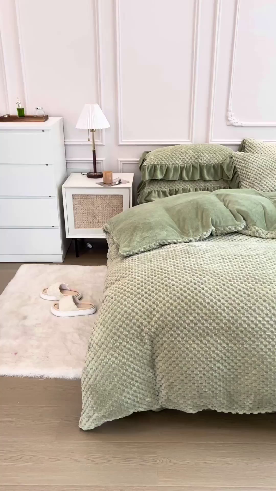 91家纺网 家纺一手货源 找家纺 摩妮卡 2025新款提花豆豆绒卡通印花牛奶绒四件套 蔓茵绿