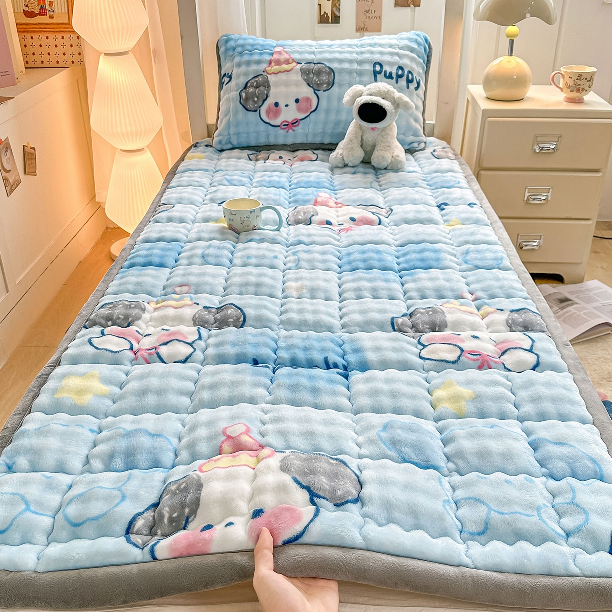 91家纺网 家纺一手货源 找家纺 眠势力 2025新款牛奶绒泡泡床褥加绒仿兔毛绒床褥子秋冬保暖珊瑚绒夹棉学生上下铺床护垫 趴趴狗