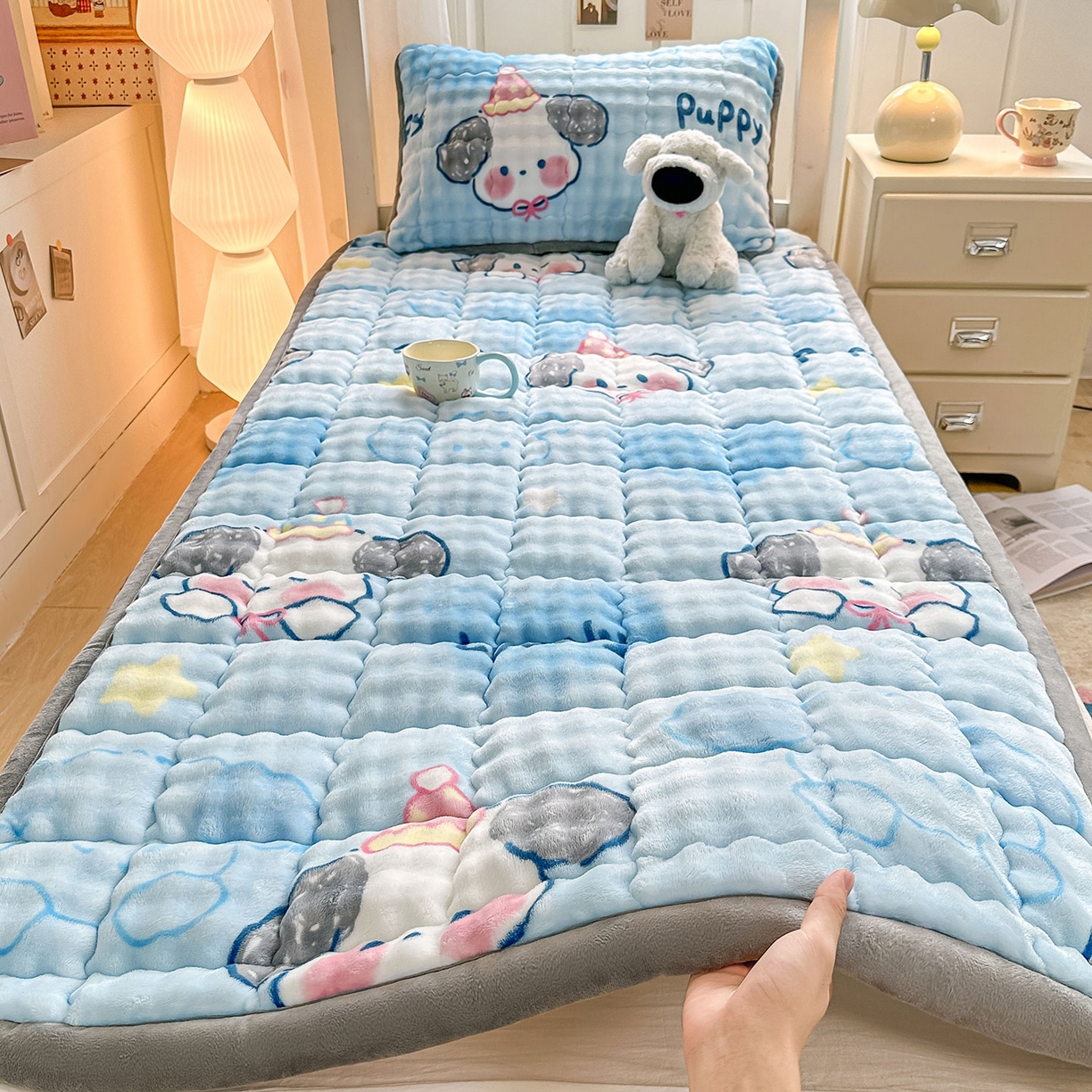 91家纺网 家纺一手货源 找家纺 眠势力 2025新款牛奶绒泡泡床褥加绒仿兔毛绒床褥子秋冬保暖珊瑚绒夹棉学生上下铺床护垫 趴趴狗