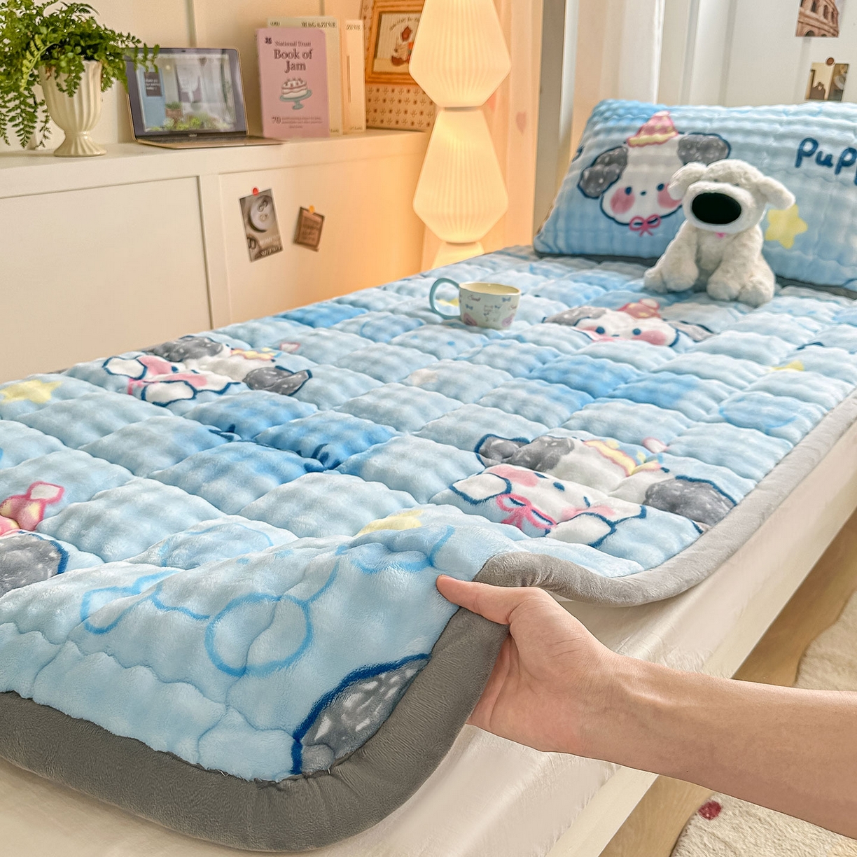 91家纺网 家纺一手货源 找家纺 眠势力 2025新款牛奶绒泡泡床褥加绒仿兔毛绒床褥子秋冬保暖珊瑚绒夹棉学生上下铺床护垫 趴趴狗