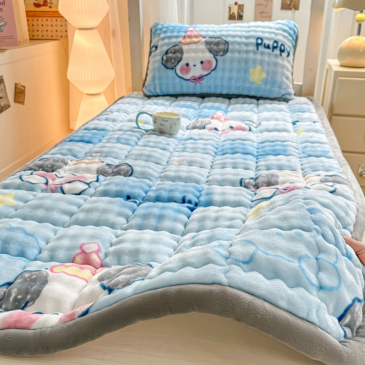 91家纺网 家纺一手货源 找家纺 眠势力 2025新款牛奶绒泡泡床褥加绒仿兔毛绒床褥子秋冬保暖珊瑚绒夹棉学生上下铺床护垫 趴趴狗