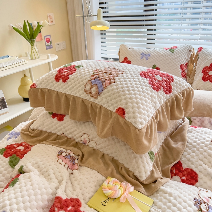 91家纺网 家纺一手货源 找家纺 摩妮卡 2025新款提花豆豆绒卡通印花牛奶绒四件套 萌兔花园