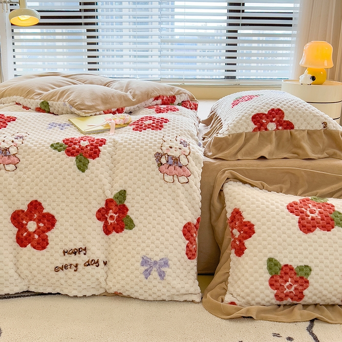 91家纺网 家纺一手货源 找家纺 摩妮卡 2025新款提花豆豆绒卡通印花牛奶绒四件套 萌兔花园