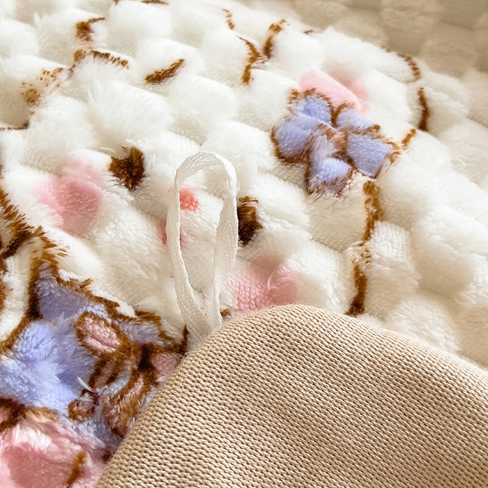 91家纺网 家纺一手货源 找家纺 摩妮卡 2025新款提花豆豆绒卡通印花牛奶绒四件套 萌兔花园