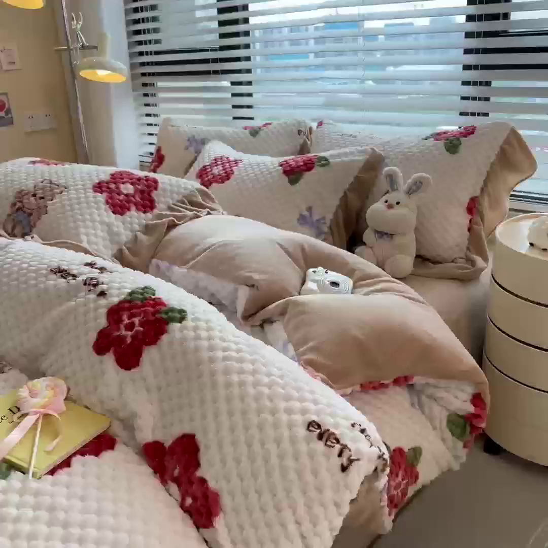 91家纺网 家纺一手货源 找家纺 摩妮卡 2025新款提花豆豆绒卡通印花牛奶绒四件套 萌兔花园