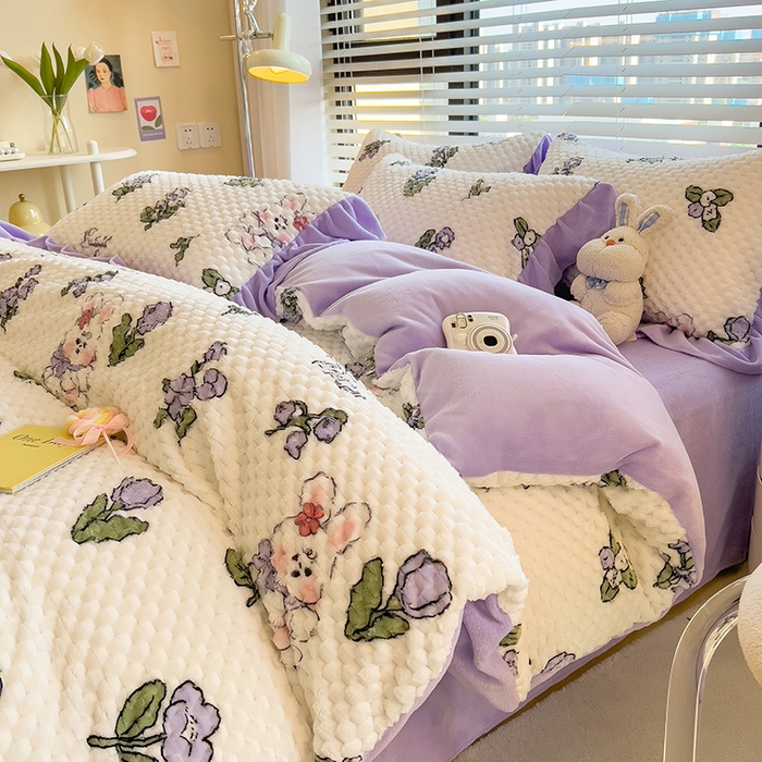 91家纺网 家纺一手货源 找家纺 摩妮卡 2025新款提花豆豆绒卡通印花牛奶绒四件套 梦幻小兔