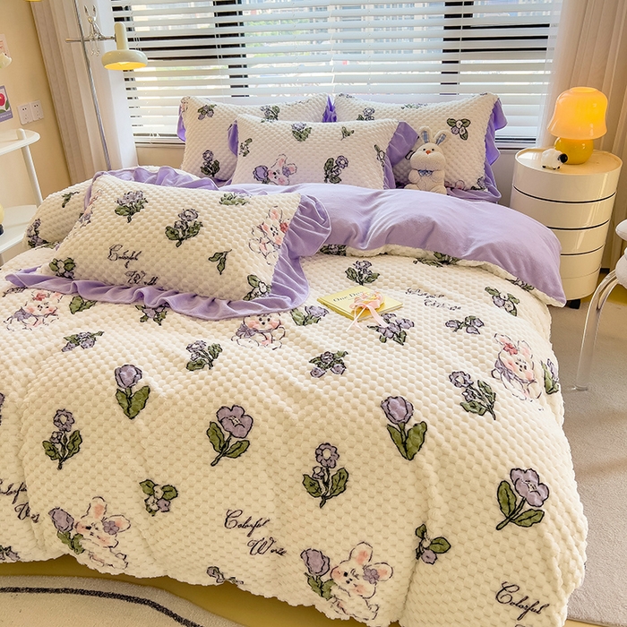 91家纺网 家纺一手货源 找家纺 摩妮卡 2025新款提花豆豆绒卡通印花牛奶绒四件套 梦幻小兔