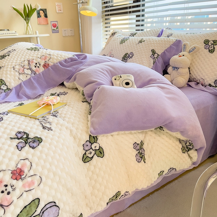 91家纺网 家纺一手货源 找家纺 摩妮卡 2025新款提花豆豆绒卡通印花牛奶绒四件套 梦幻小兔