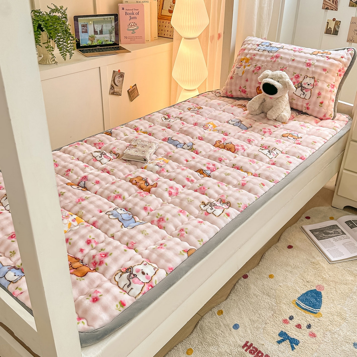 91家纺网 家纺一手货源 找家纺 眠势力 2025新款牛奶绒泡泡床褥加绒仿兔毛绒床褥子秋冬保暖珊瑚绒夹棉学生上下铺床护垫 童趣花园