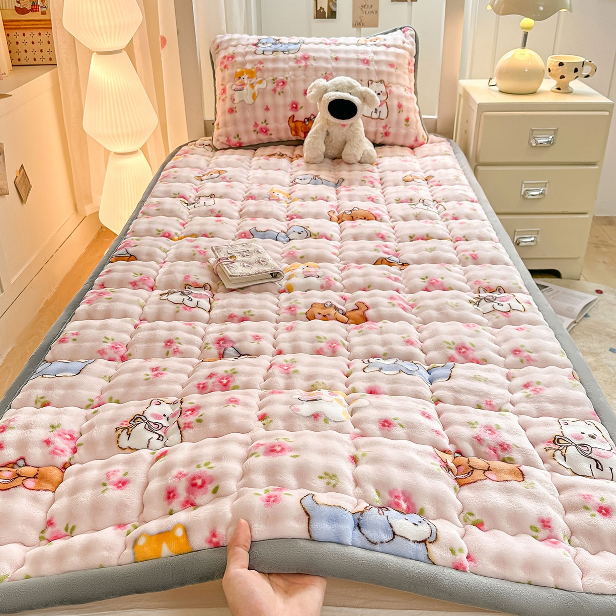 91家纺网 家纺一手货源 找家纺 眠势力 2025新款牛奶绒泡泡床褥加绒仿兔毛绒床褥子秋冬保暖珊瑚绒夹棉学生上下铺床护垫 童趣花园