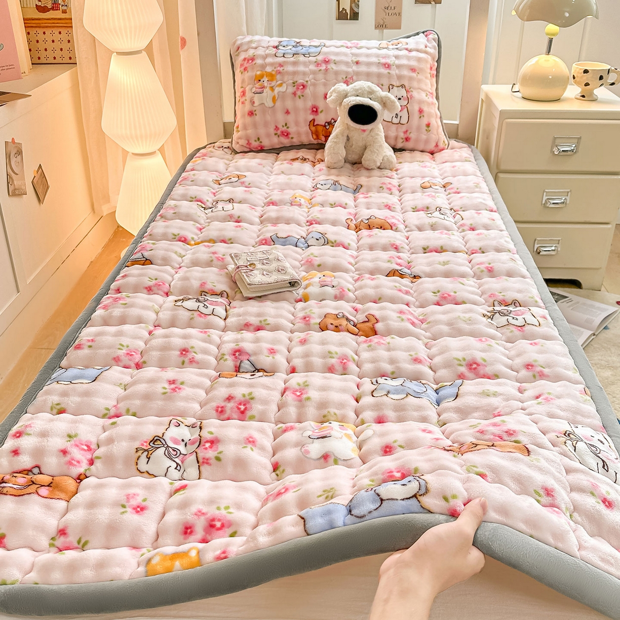 91家纺网 家纺一手货源 找家纺 眠势力 2025新款牛奶绒泡泡床褥加绒仿兔毛绒床褥子秋冬保暖珊瑚绒夹棉学生上下铺床护垫 童趣花园