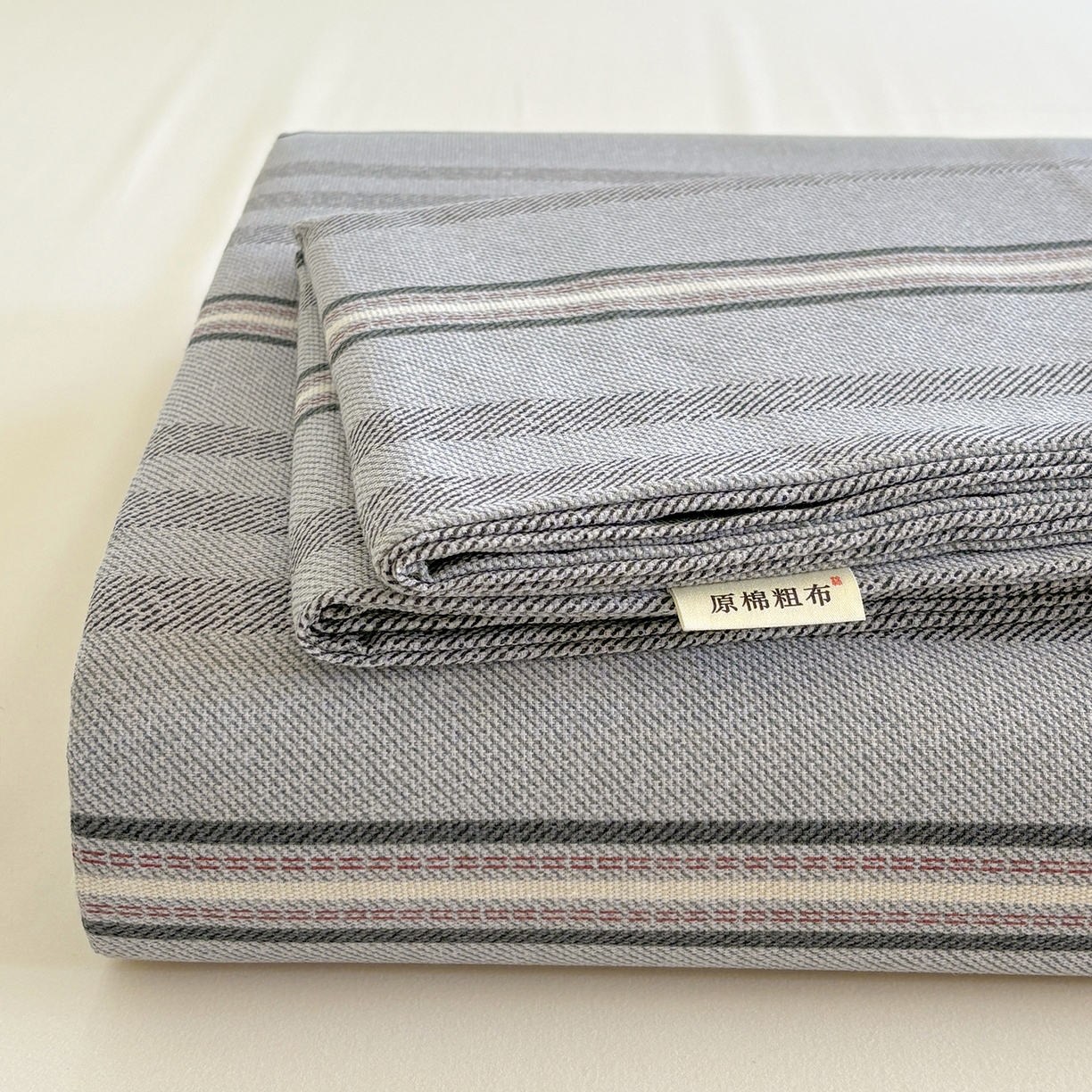 91家纺网 家纺一手货源 找家纺 青泽家纺 2025新款原棉标老粗布系列床单三件套 时尚灰