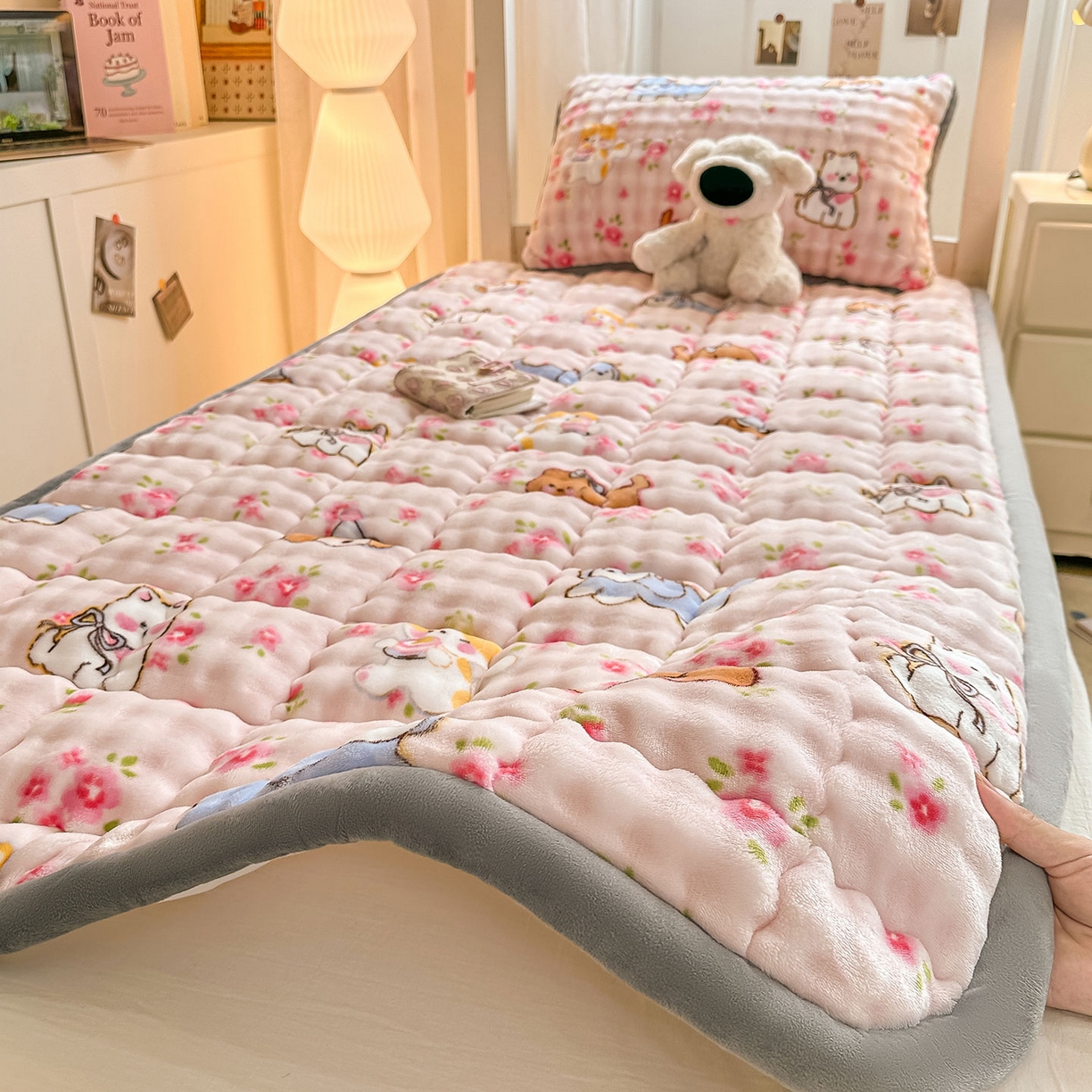 91家纺网 家纺一手货源 找家纺 眠势力 2025新款牛奶绒泡泡床褥加绒仿兔毛绒床褥子秋冬保暖珊瑚绒夹棉学生上下铺床护垫 童趣花园