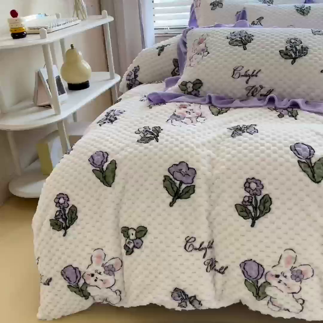 91家纺网 家纺一手货源 找家纺 摩妮卡 2025新款提花豆豆绒卡通印花牛奶绒四件套 梦幻小兔