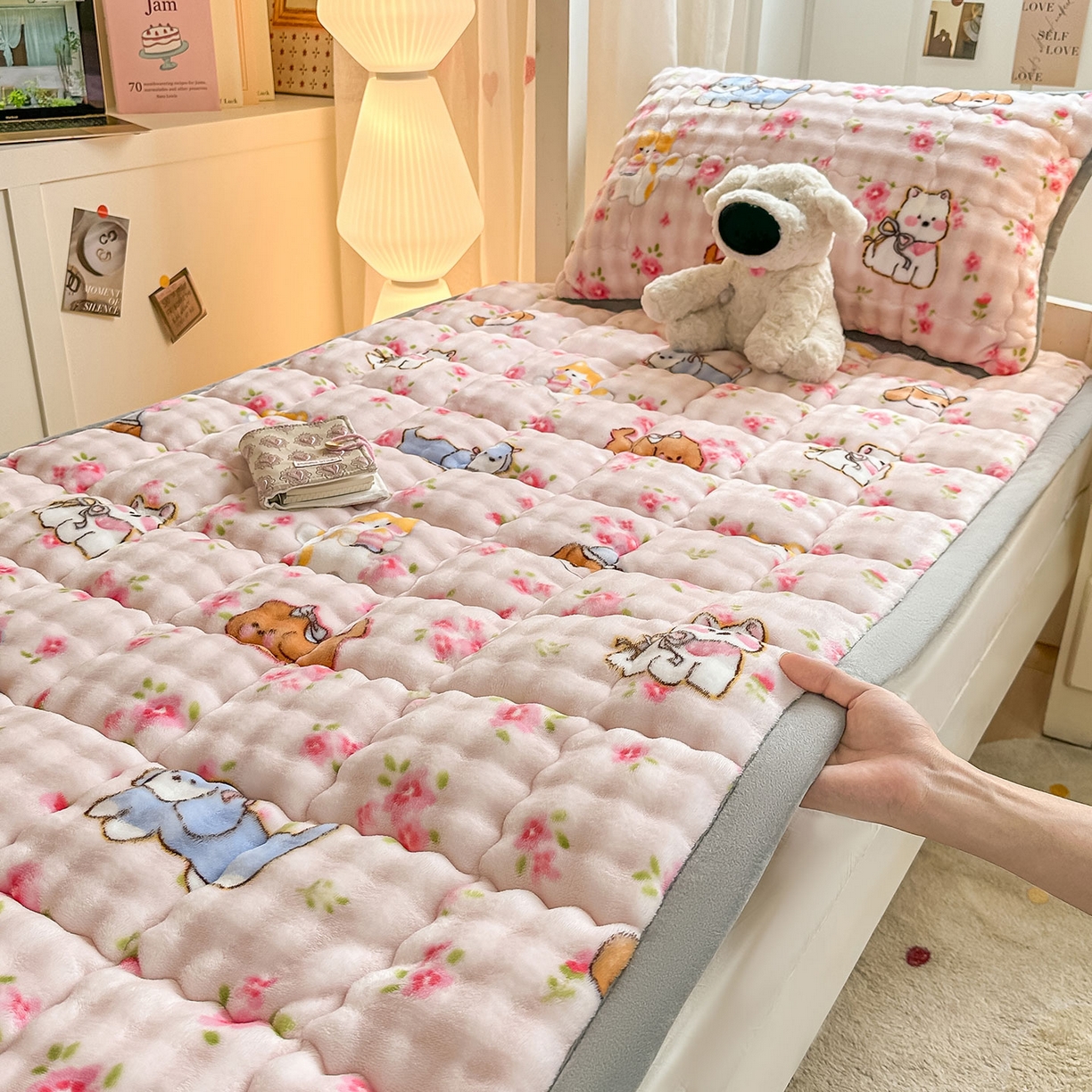 91家纺网 家纺一手货源 找家纺 眠势力 2025新款牛奶绒泡泡床褥加绒仿兔毛绒床褥子秋冬保暖珊瑚绒夹棉学生上下铺床护垫 童趣花园