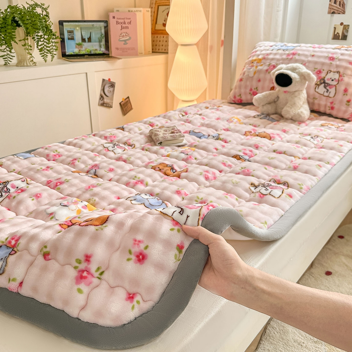 91家纺网 家纺一手货源 找家纺 眠势力 2025新款牛奶绒泡泡床褥加绒仿兔毛绒床褥子秋冬保暖珊瑚绒夹棉学生上下铺床护垫 童趣花园