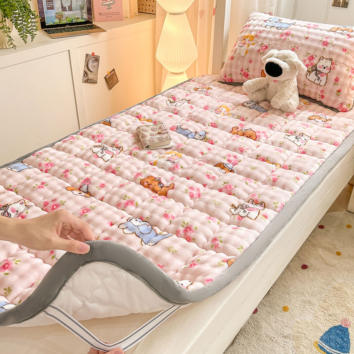 91家纺网 家纺一手货源 找家纺 眠势力 2025新款牛奶绒泡泡床褥加绒仿兔毛绒床褥子秋冬保暖珊瑚绒夹棉学生上下铺床护垫 童趣花园