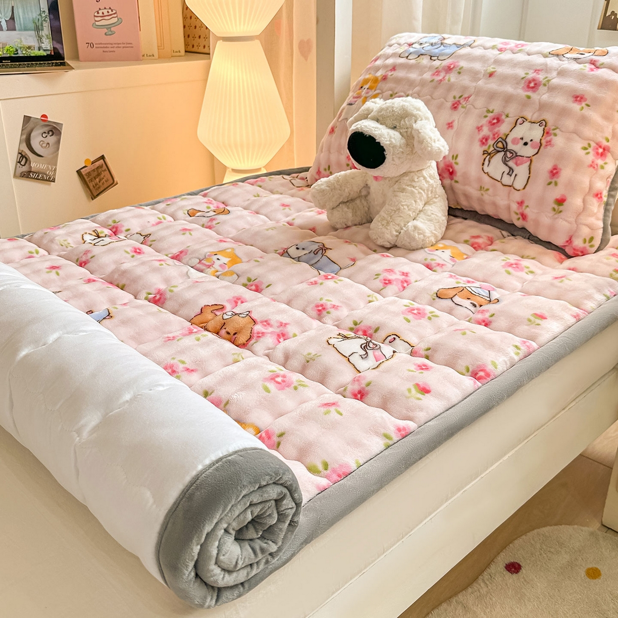 91家纺网 家纺一手货源 找家纺 眠势力 2025新款牛奶绒泡泡床褥加绒仿兔毛绒床褥子秋冬保暖珊瑚绒夹棉学生上下铺床护垫 童趣花园