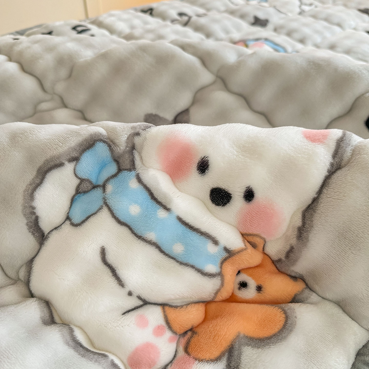 91家纺网 家纺一手货源 找家纺 眠势力 2025新款牛奶绒泡泡床褥加绒仿兔毛绒床褥子秋冬保暖珊瑚绒夹棉学生上下铺床护垫 星星猫咪