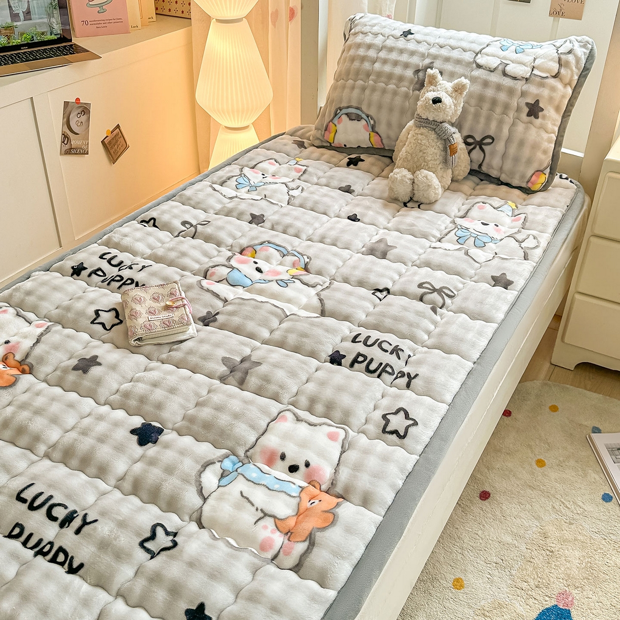 91家纺网 家纺一手货源 找家纺 眠势力 2025新款牛奶绒泡泡床褥加绒仿兔毛绒床褥子秋冬保暖珊瑚绒夹棉学生上下铺床护垫 星星猫咪