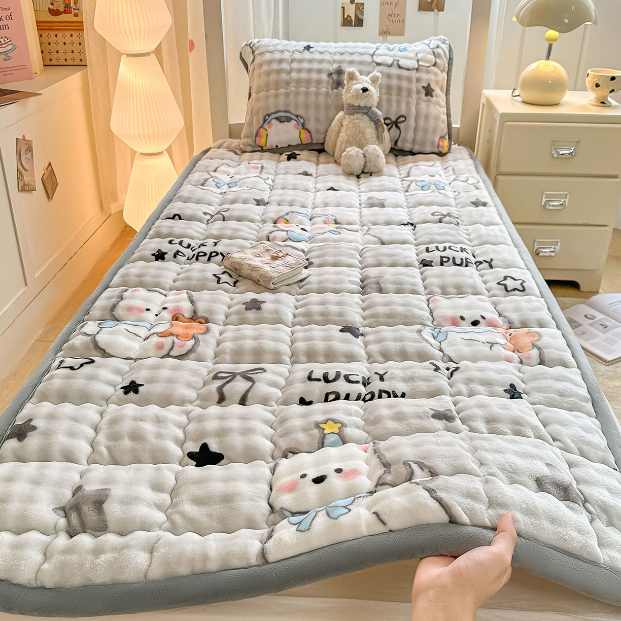 91家纺网 家纺一手货源 找家纺 眠势力 2025新款牛奶绒泡泡床褥加绒仿兔毛绒床褥子秋冬保暖珊瑚绒夹棉学生上下铺床护垫 星星猫咪