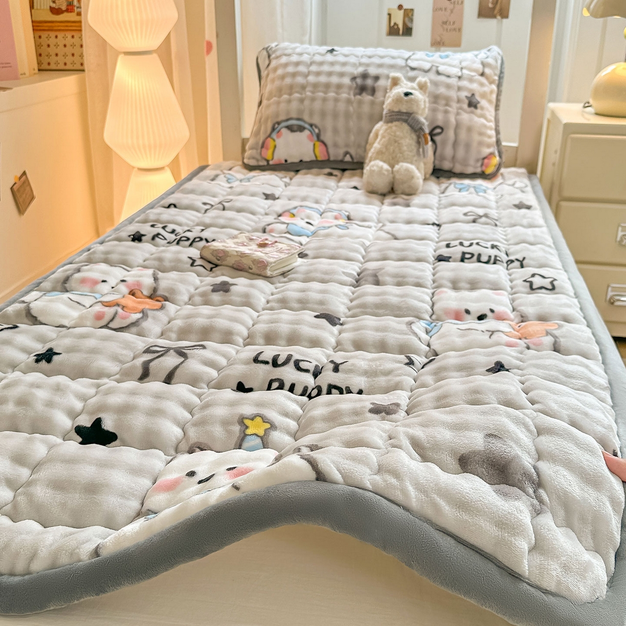 91家纺网 家纺一手货源 找家纺 眠势力 2025新款牛奶绒泡泡床褥加绒仿兔毛绒床褥子秋冬保暖珊瑚绒夹棉学生上下铺床护垫 星星猫咪