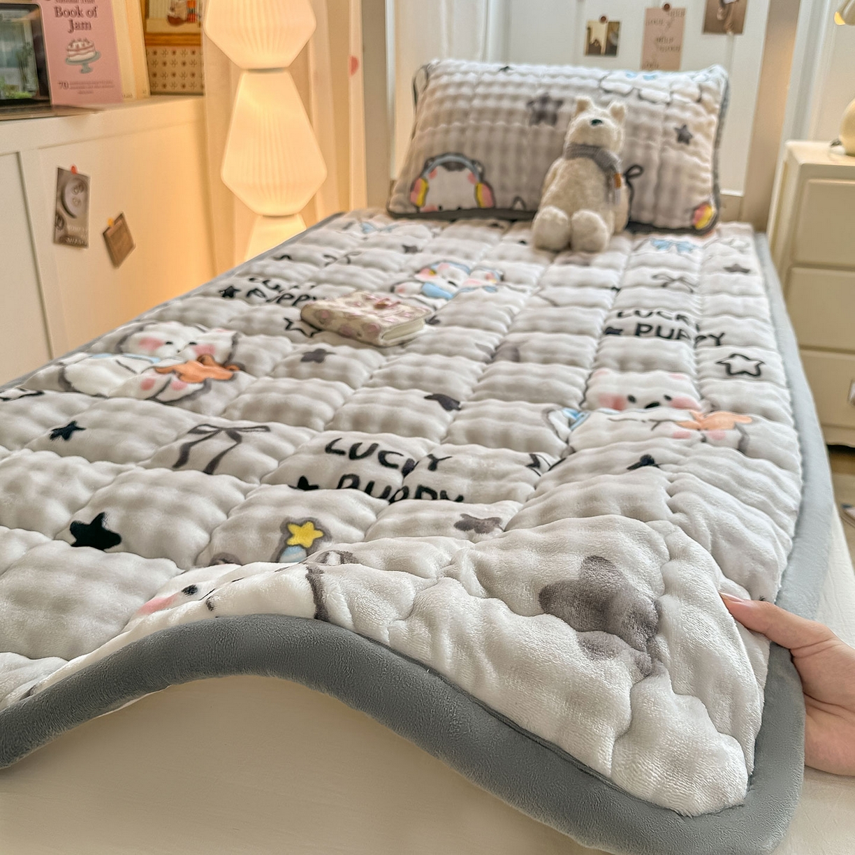 91家纺网 家纺一手货源 找家纺 眠势力 2025新款牛奶绒泡泡床褥加绒仿兔毛绒床褥子秋冬保暖珊瑚绒夹棉学生上下铺床护垫 星星猫咪