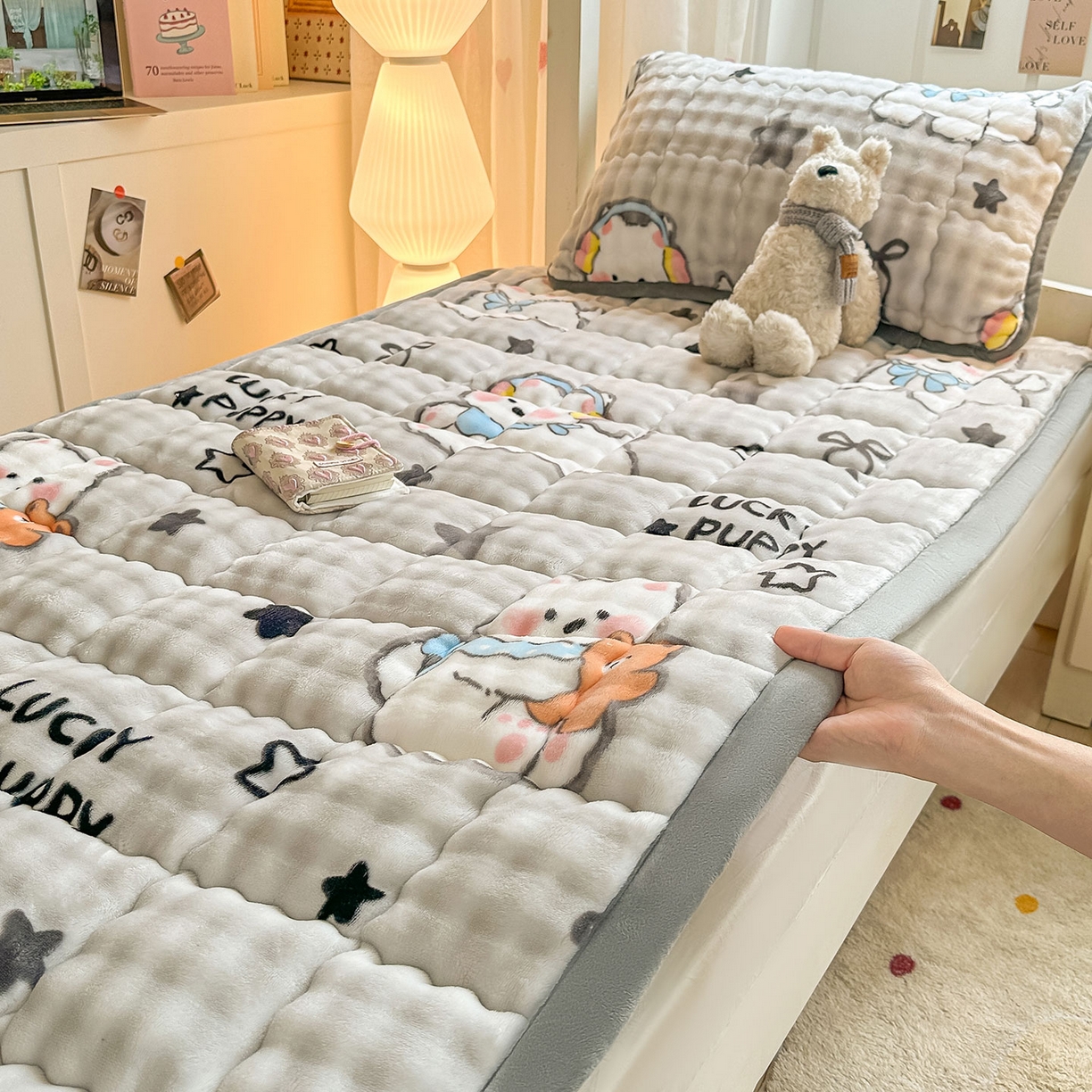 91家纺网 家纺一手货源 找家纺 眠势力 2025新款牛奶绒泡泡床褥加绒仿兔毛绒床褥子秋冬保暖珊瑚绒夹棉学生上下铺床护垫 星星猫咪