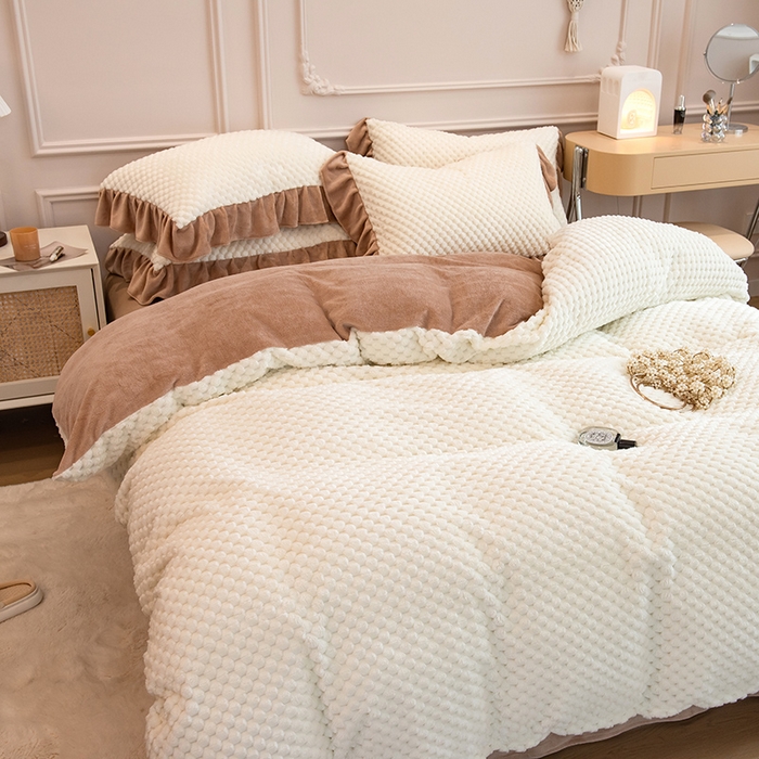 91家纺网 家纺一手货源 找家纺 摩妮卡 2025新款提花豆豆绒卡通印花牛奶绒四件套 奶白咖