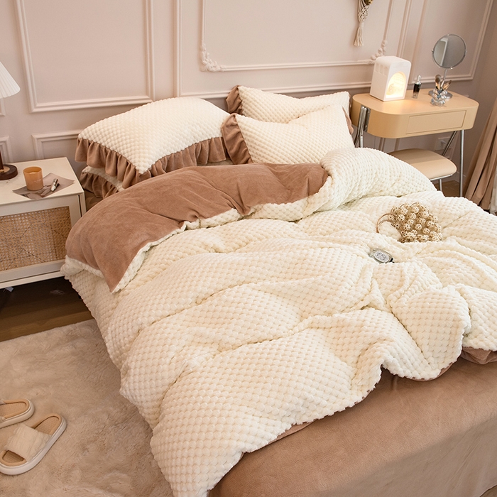 91家纺网 家纺一手货源 找家纺 摩妮卡 2025新款提花豆豆绒卡通印花牛奶绒四件套 奶白咖