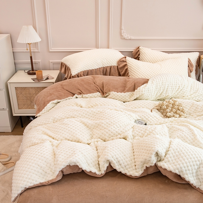 91家纺网 家纺一手货源 找家纺 摩妮卡 2025新款提花豆豆绒卡通印花牛奶绒四件套 奶白咖