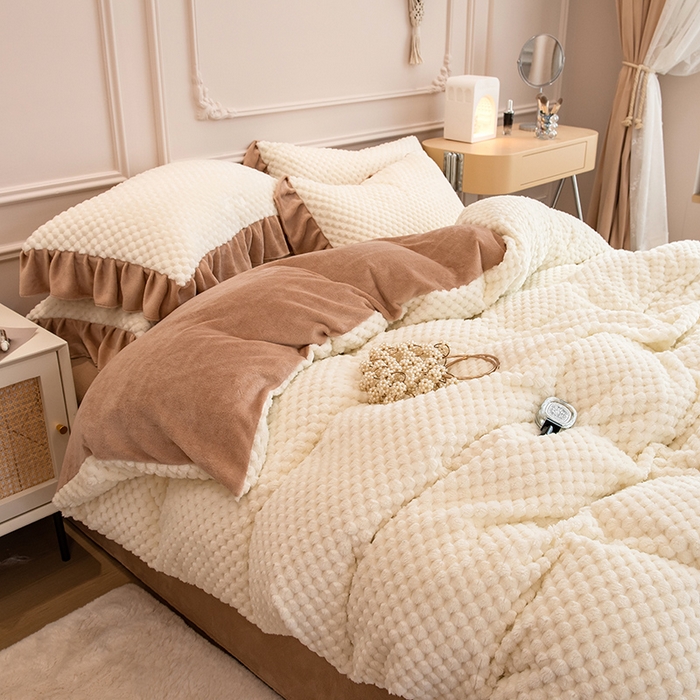 91家纺网 家纺一手货源 找家纺 摩妮卡 2025新款提花豆豆绒卡通印花牛奶绒四件套 奶白咖