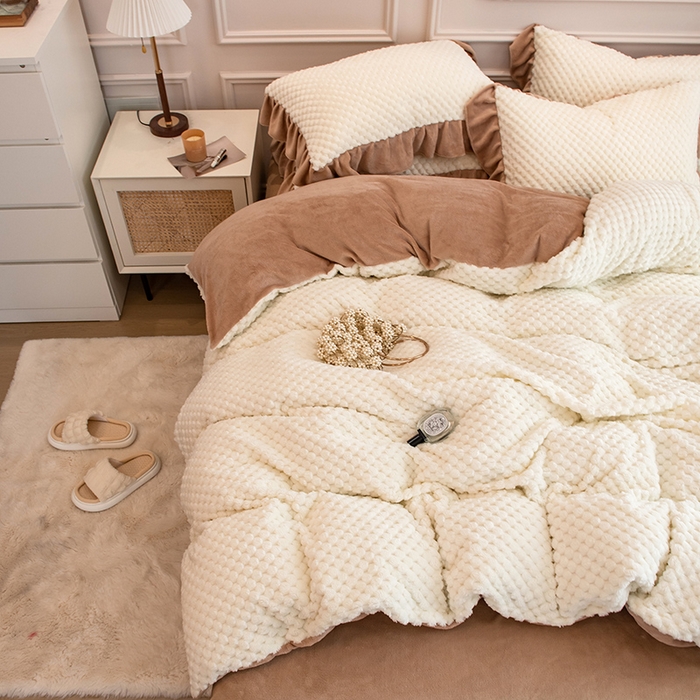 91家纺网 家纺一手货源 找家纺 摩妮卡 2025新款提花豆豆绒卡通印花牛奶绒四件套 奶白咖