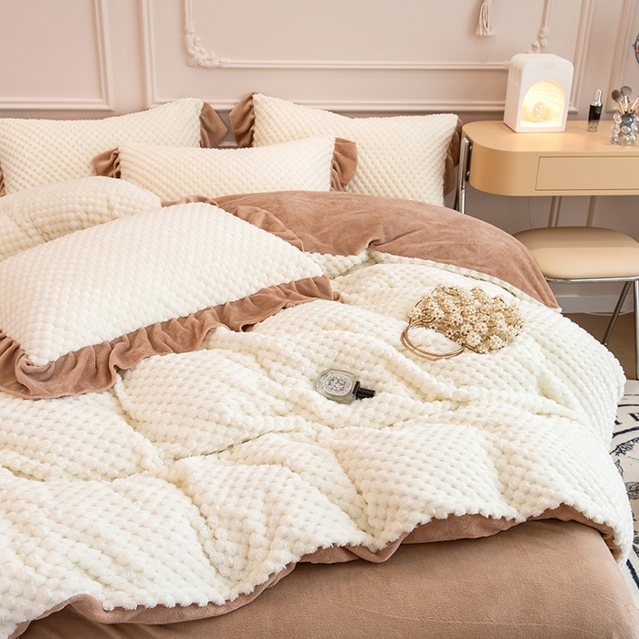 91家纺网 家纺一手货源 找家纺 摩妮卡 2025新款提花豆豆绒卡通印花牛奶绒四件套 奶白咖