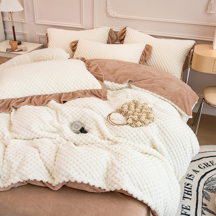 91家纺网 家纺一手货源 找家纺 摩妮卡 2025新款提花豆豆绒卡通印花牛奶绒四件套 奶白咖